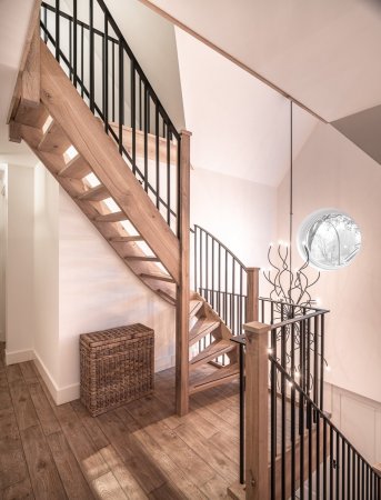 Luxe Wooninspiratie Toparchitecten tonen op HOOG.design luxueuze villa’s, gerealiseerd door vakmensen.
Onze trappen en andere maatwerk houtproducten zoals kozijnen