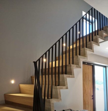 Moderne trappen Bent u opzoek naar een zeer strakke en moderne trap voor uw woning? Dan is Bronkhorst de beste keus! Hier bij Bronkhorst maken wij uw strakke trap per