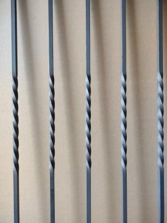 Stalen spijlen midden met draai Stalen spijlen midden met draai