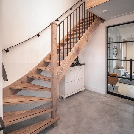 Open houten kwartslagtrap Open houten kwartslagtrap