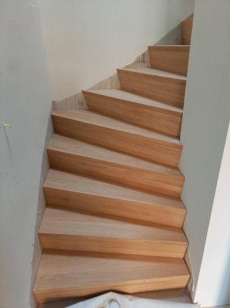 Gesloten houten trap met kwart Gesloten houten trap met kwart