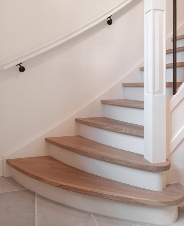 Kwartslag trap met ronde bloktrede Kwartslag trap met ronde bloktrede
