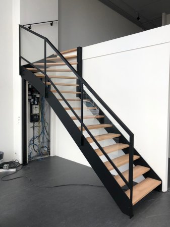 Hout-staal trap met kwart Hout-staal trap met kwart