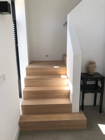 Gesloten houten trap recht Gesloten houten trap recht